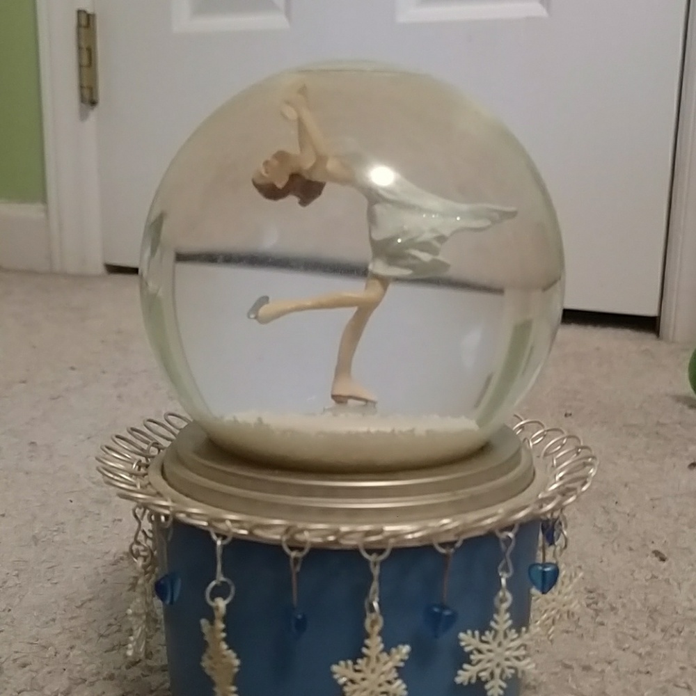 Musical snow globe